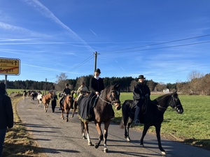 3-Königs-Umritt - Viele Reiter auf einer Straße